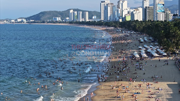 Ng&agrave;y h&egrave; tr&ecirc;n Biển Nha Trang