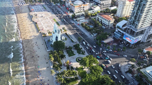 Kh&aacute;ch du lịch tới Nha Trang