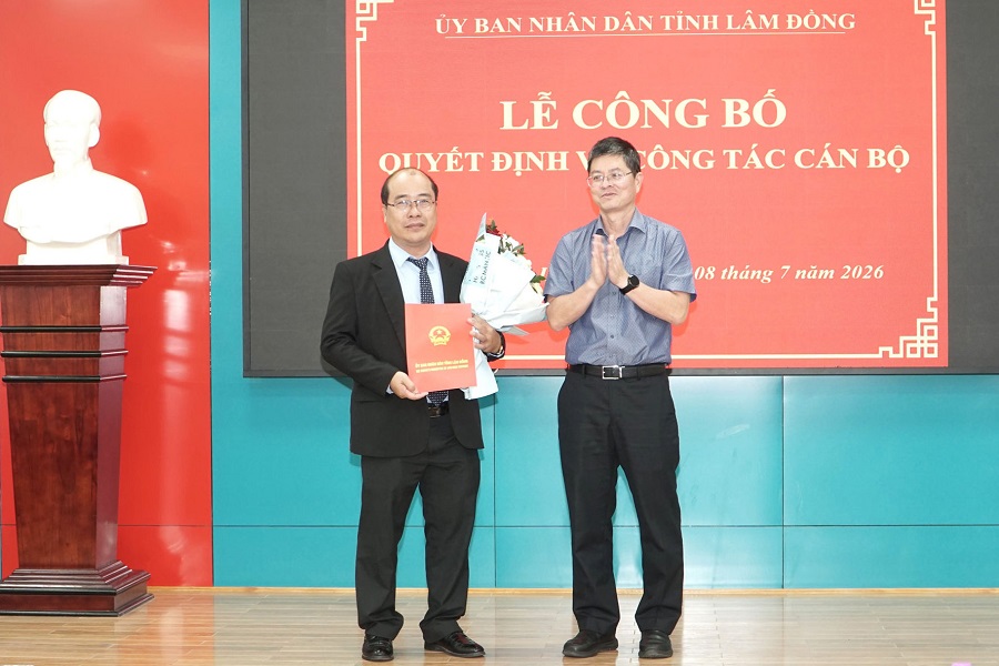 Đồng chí Nguyễn Hồng Hải, Ủy viên Ban Thường vụ Tỉnh ủy, Phó Chủ tịch UBND tỉnh Lâm Đồng trao quyết định và tặng hoa chúc mừng đồng chí Cao Sơn Dũng. Ảnh: Hữu Phúc Đồng chí Nguyễn Hồng Hải, Ủy viên Ban Thường vụ Tỉnh ủy, Phó Chủ tịch UBND tỉnh Lâm Đồng trao quyết định và tặng hoa chúc mừng đồng chí Cao Sơn Dũng. Ảnh: Hữu Phúc