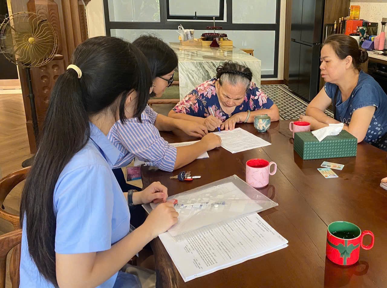 Hà Nội hỗ trợ làm thủ tục nhận lương hưu tại nhà cho người cao tuổi, sức khỏe yếu