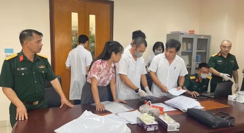 Việc b&agrave;n giao mẫu h&agrave;i cốt liệt sĩ giữa Ban Chỉ đạo t&igrave;m kiếm, x&aacute;c định danh t&iacute;nh liệt sĩ tỉnh Điện Bi&ecirc;n v&agrave; Viện Ph&aacute;p y Qu&acirc;n đội được thực hiện đ&uacute;ng quy tr&igrave;nh, c&oacute; sự chứng kiến, x&aacute;c nhận của c&aacute;c b&ecirc;n