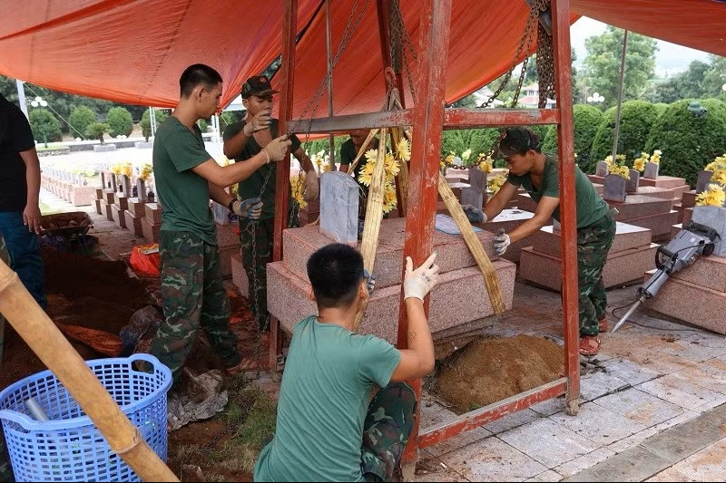 C&aacute;c chiến sĩ thuộc Bộ Chỉ huy qu&acirc;n sự tỉnh Điện Bi&ecirc;n đang nỗ lực thực hiện lấy mẫu h&agrave;i cốt liệt sĩ tr&ecirc;n địa b&agrave;n tỉnh Điện Bi&ecirc;n