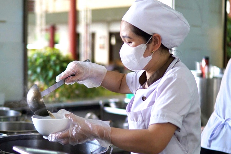 Một nh&agrave; h&agrave;ng tiệc cưới bảo đảm ATTP trong kh&acirc;u chế biến. Ảnh: An Nhi&ecirc;n