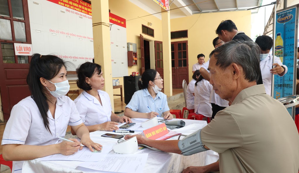 Bên cạnh đó, các đơn vị như Bệnh viện Đa khoa Gia Viễn, Bệnh viện Đa khoa Nghĩa Hưng, Bệnh viện Đa khoa Kim Sơn, Bệnh viện Đa khoa Nam Trực, Bệnh viện Đa khoa Trực Ninh và Bệnh viện Đa khoa Duy Tiên đã chủ động tăng cường nhân lực, phối hợp chặt chẽ với địa phương, góp phần đẩy nhanh tiến độ thực hiện trên phạm vi toàn tỉnh. Bên cạnh đó, các đơn vị như Bệnh viện Đa khoa Gia Viễn, Bệnh viện Đa khoa Nghĩa Hưng, Bệnh viện Đa khoa Kim Sơn, Bệnh viện Đa khoa Nam Trực, Bệnh viện Đa khoa Trực Ninh và Bệnh viện Đa khoa Duy Tiên đã chủ động tăng cường nhân lực, phối hợp chặt chẽ với địa phương, góp phần đẩy nhanh tiến độ thực hiện trên phạm vi toàn tỉnh.