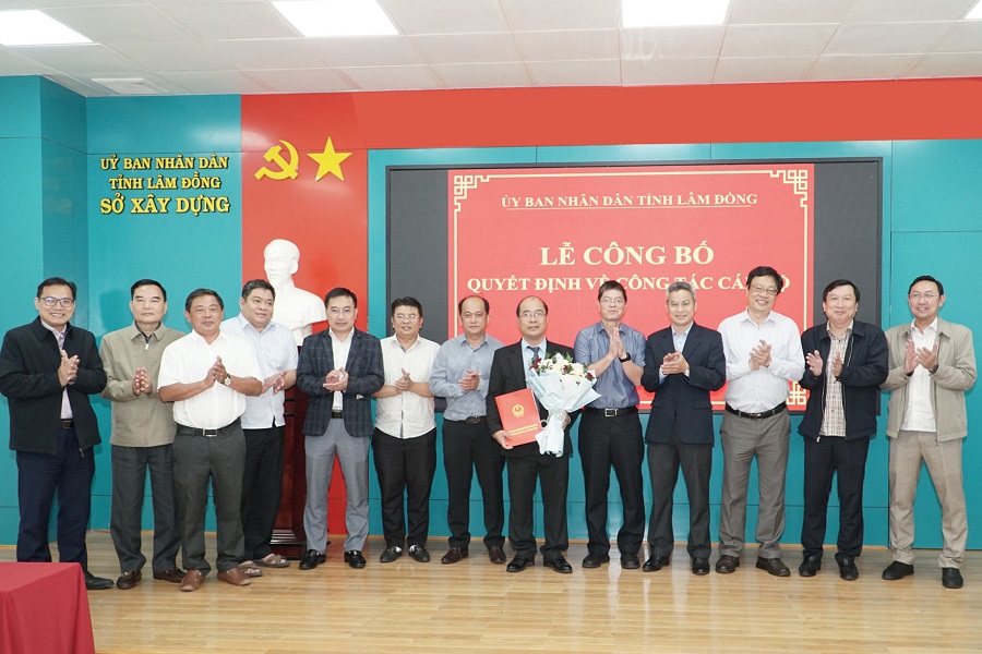 Phó Chủ tịch UBND tỉnh Lâm Đồng Nguyễn Hồng Hải, lãnh đạo Sở Nội vụ và tập thể Ban Giám đốc Sở Xây dựng chúc mừng đồng chí Cao Sơn Dũng. Phó Chủ tịch UBND tỉnh Lâm Đồng Nguyễn Hồng Hải, lãnh đạo Sở Nội vụ và tập thể Ban Giám đốc Sở Xây dựng chúc mừng đồng chí Cao Sơn Dũng.