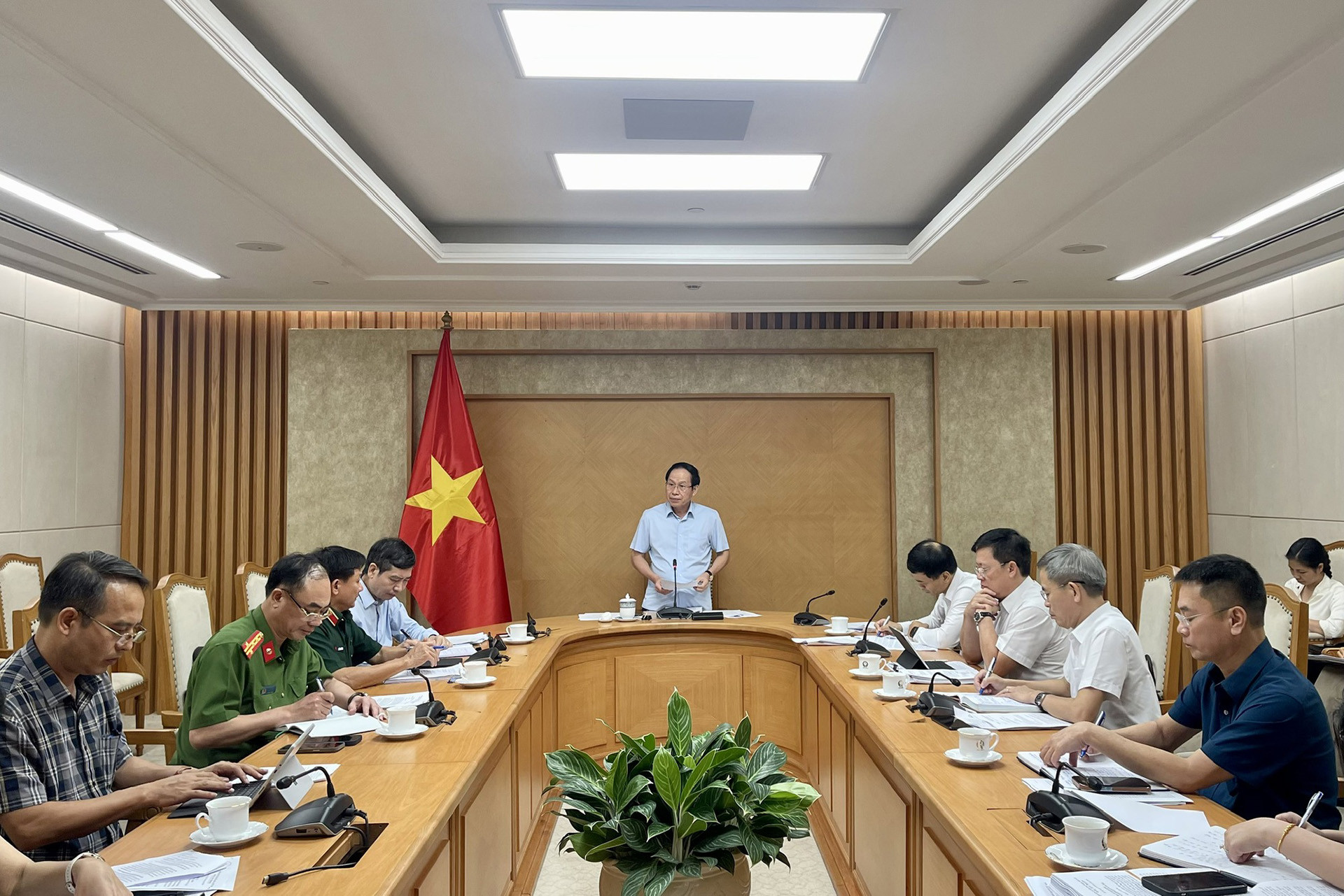 Phó Thủ tướng Lê Tiến Châu chủ trì họp về Dự án Luật Đấu giá tài sản (sửa đổi) hồi cuối tháng 6. Ảnh: VGP Phó Thủ tướng Lê Tiến Châu chủ trì họp về Dự án Luật Đấu giá tài sản (sửa đổi) hồi cuối tháng 6. Ảnh: VGP