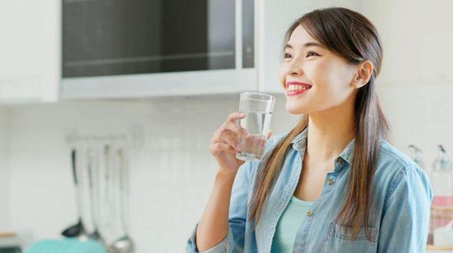 Uống đủ nước giúp phòng ngừa khàn tiếng Uống đủ nước giúp phòng ngừa khàn tiếng