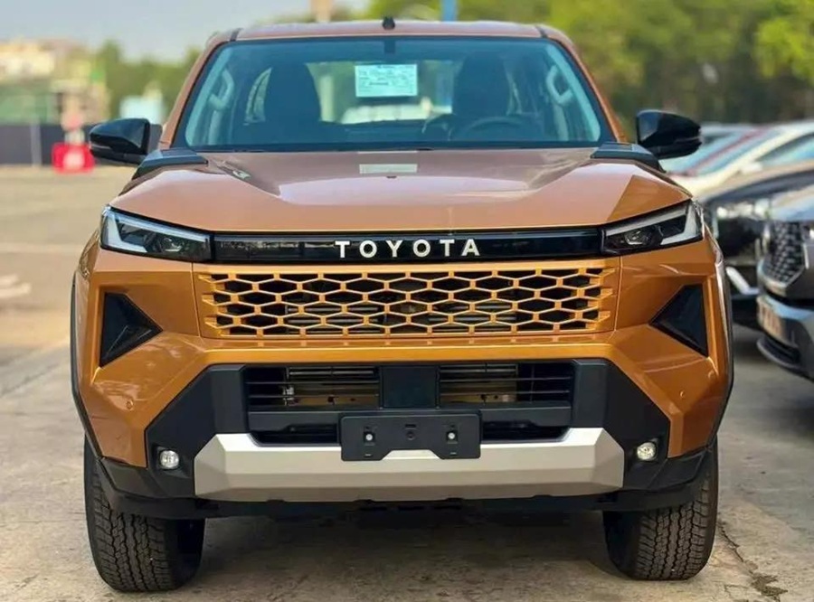 Toyota Hilux thế hệ mới với thiết kế đầu xe khỏe khoắn, lưới tản nhiệt cỡ lớn v&agrave; phong c&aacute;ch off-road, phi&ecirc;n bản ra mắt tại Việt Nam đầu năm 2026
