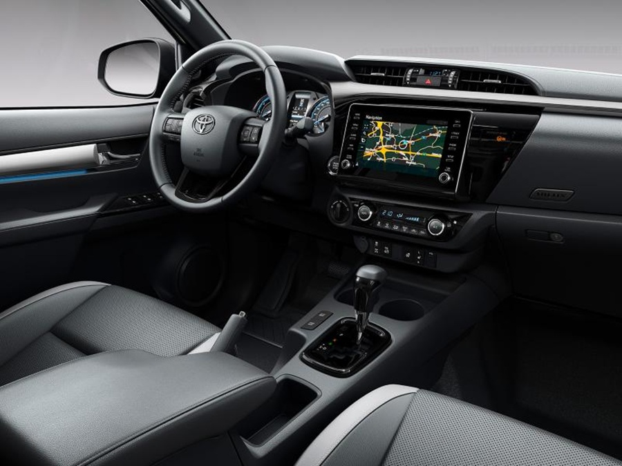 Kh&ocirc;ng gian nội thất Toyota Hilux với m&agrave;n h&igrave;nh giải tr&iacute; cảm ứng, sạc kh&ocirc;ng d&acirc;y, điều h&ograve;a tự động hai v&ugrave;ng v&agrave; hệ thống lọc kh&ocirc;ng kh&iacute; PM2.5.