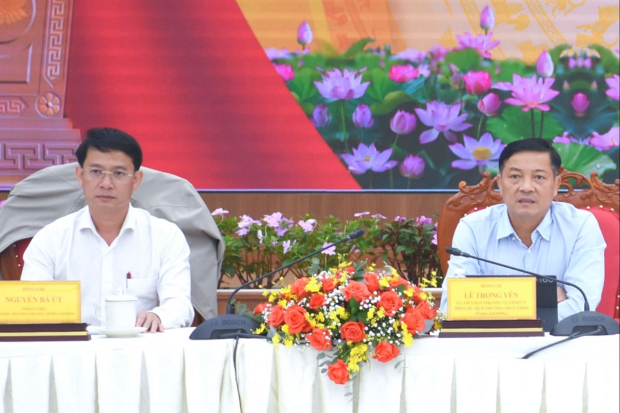 Ủy viên Ban Thường vụ Tỉnh ủy, Phó Chủ tịch Thường trực UBND tỉnh Lê Trọng Yên và Giám đốc Sở Công thương Nguyễn Bá Út chủ trì tham dự tại điểm cầu trực tuyến Lâm Đồng. Ảnh: Nguyễn Lương Ủy viên Ban Thường vụ Tỉnh ủy, Phó Chủ tịch Thường trực UBND tỉnh Lê Trọng Yên và Giám đốc Sở Công thương Nguyễn Bá Út chủ trì tham dự tại điểm cầu trực tuyến Lâm Đồng. Ảnh: Nguyễn Lương