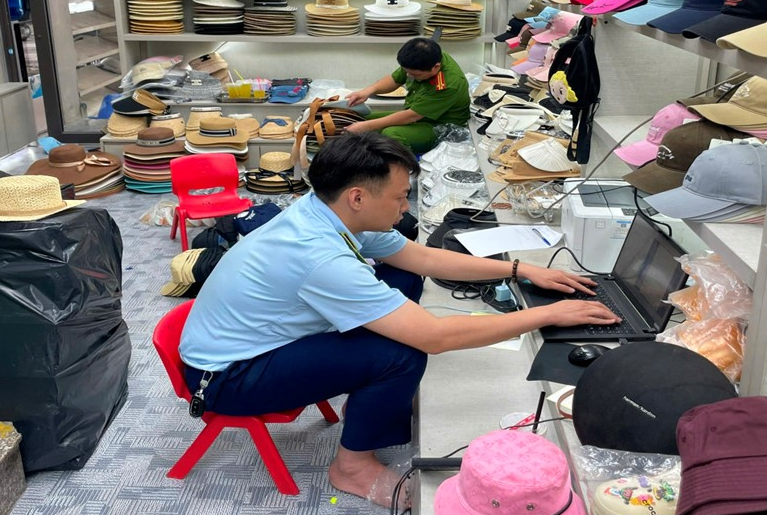 Bắc Ninh: Phạt nặng cơ sở kinh doanh hàng trăm mũ thời trang giả mạo nhãn hiệu