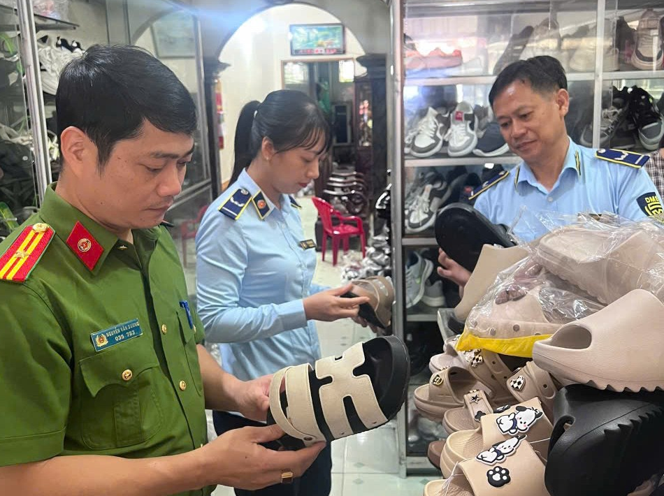Hưng Yên: Tạm giữ M888 com được xếp hạng cao nhất có dấu hiệu giả mạo nhãn hiệu Hermes tại xã Vạn Xuân