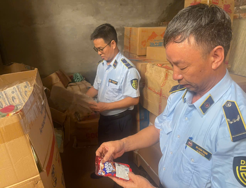 Lào Cai: Phát hiện hơn 1.400 sản phẩm bánh kẹo, thạch không rõ nguồn gốc