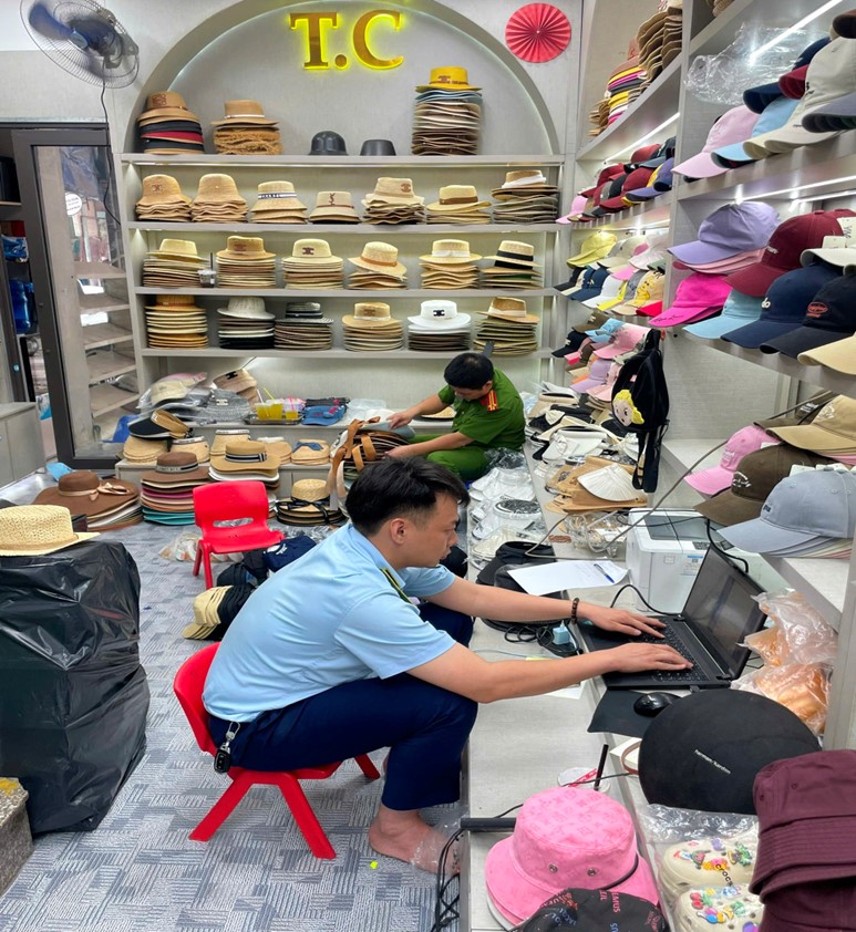 Lực lượng chức năng kiểm tra hàng hóa tại cơ sở kinh doanh Lực lượng chức năng kiểm tra hàng hóa tại cơ sở kinh doanh