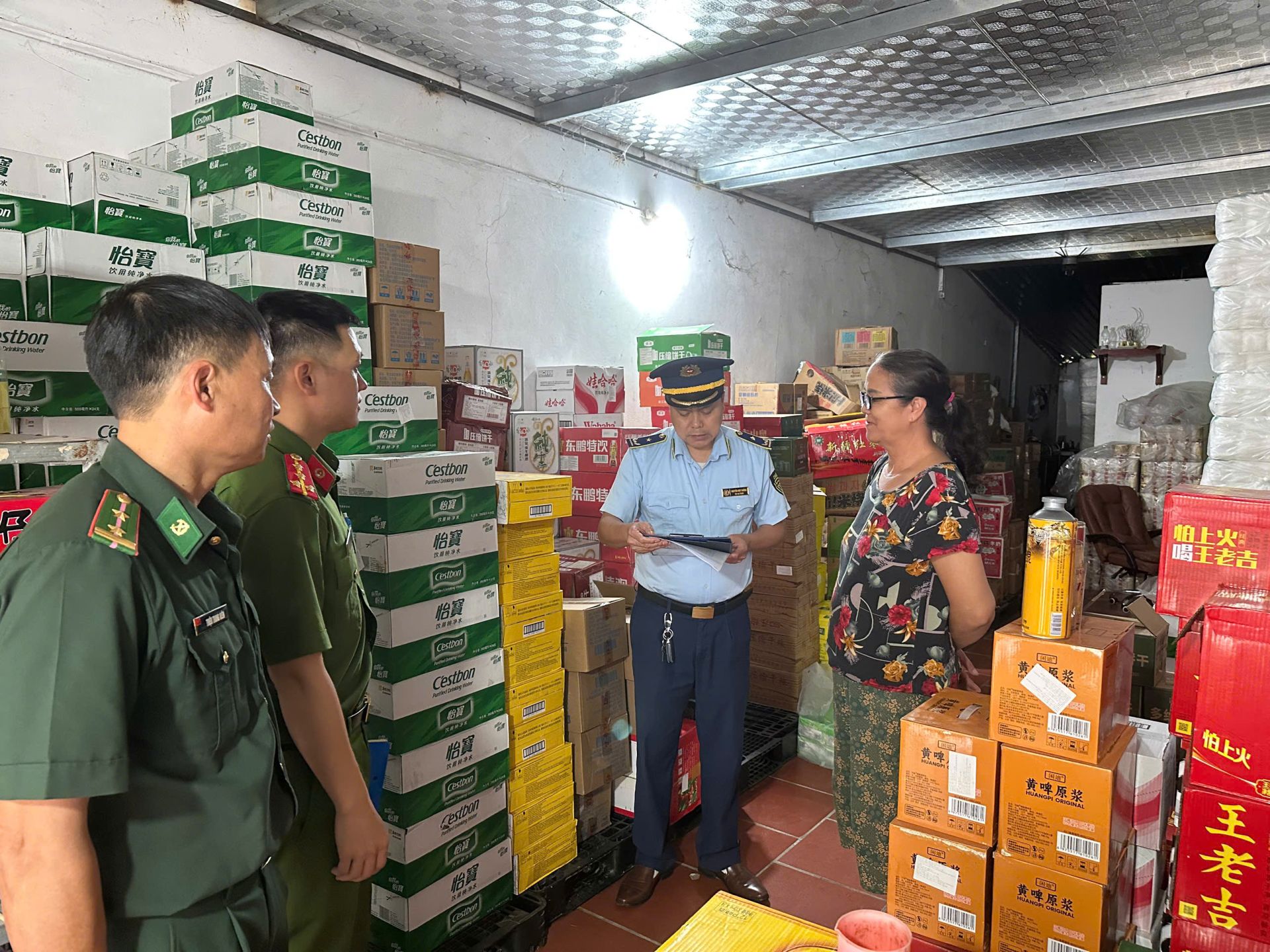 Lạng Sơn: Xử phạt, buộc tiêu hủy 500 sản phẩm thực phẩm nhập lậu