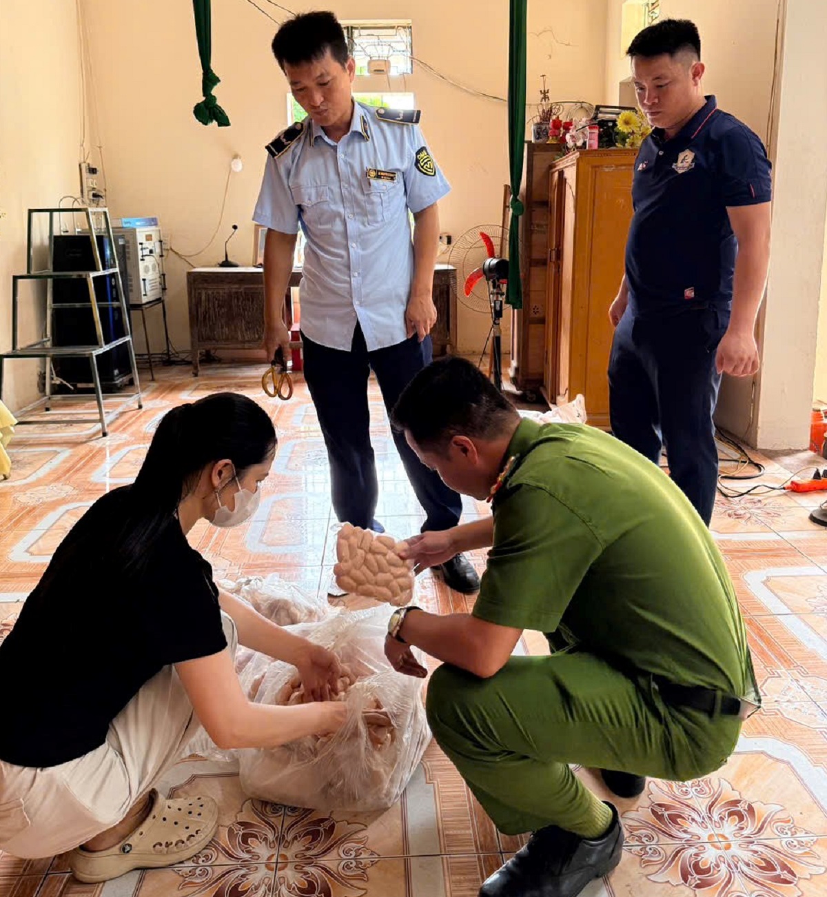 Lực lượng chức năng tỉnh Thanh Hóa kiểm tra nguồn gốc xuất xứ hàng hóa Lực lượng chức năng tỉnh Thanh Hóa kiểm tra nguồn gốc xuất xứ hàng hóa
