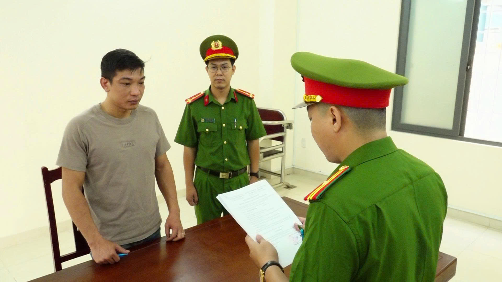 Khánh Hòa: Khởi tố bị can tàng trữ gần 4.000 đôi giày, dép giả mạo nhãn hiệu