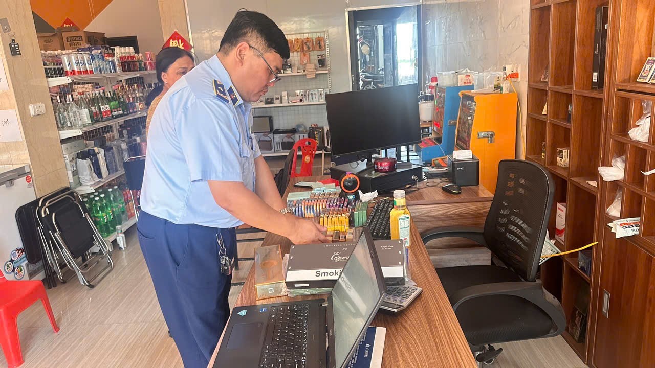 Bắc Ninh: Phạt hai cơ sở kinh doanh, tiêu hủy hơn 400 bao thuốc lá ngoại nhập lậu