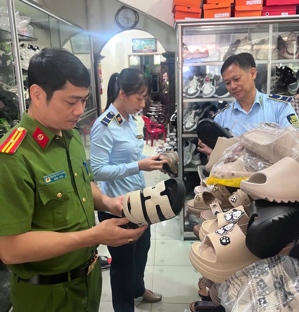 Lực lượng chức năng tỉnh Hưng Yên kiểm tra hàng hóa tại cơ sở kinh doanh trên địa bàn Lực lượng chức năng tỉnh Hưng Yên kiểm tra hàng hóa tại cơ sở kinh doanh trên địa bàn