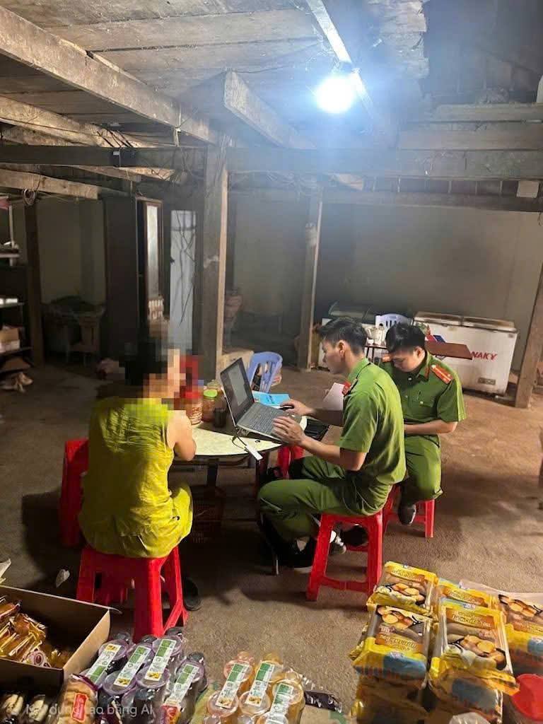 Lực lượng chức năng kiểm tra hàng hóa tại cơ sở kinh doanh. Ảnh: Công an cung cấp Lực lượng chức năng kiểm tra hàng hóa tại cơ sở kinh doanh. Ảnh: Công an cung cấp