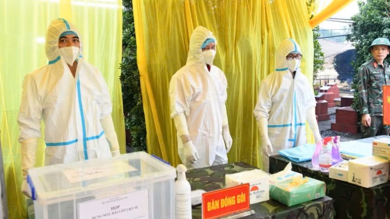 Các lực lượng sẵn sàng thực hiện nhiệm vụ tại bàn lấy mẫu đặt tại Nghĩa trang liệt sĩ Yên Trạch Các lực lượng sẵn sàng thực hiện nhiệm vụ tại bàn lấy mẫu đặt tại Nghĩa trang liệt sĩ Yên Trạch