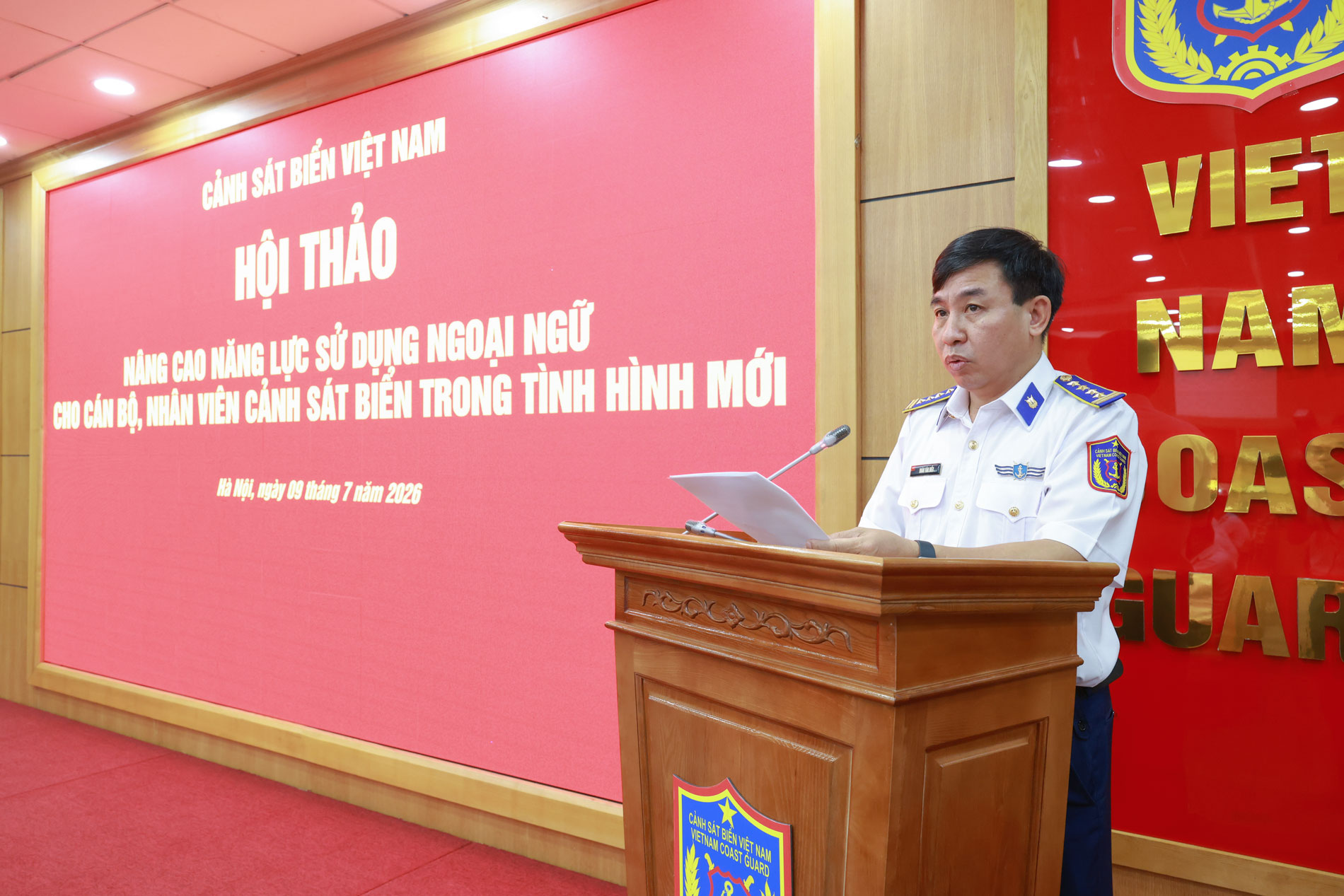 Đại t&aacute; Đo&agrave;n Văn Hiểu - Gi&aacute;m đốc Trung t&acirc;m Đ&agrave;o tạo v&agrave; Bồi dưỡng nghiệp vụ Cảnh s&aacute;t biển tr&igrave;nh b&agrave;y b&aacute;o c&aacute;o đề dẫn tại Hội thảo
