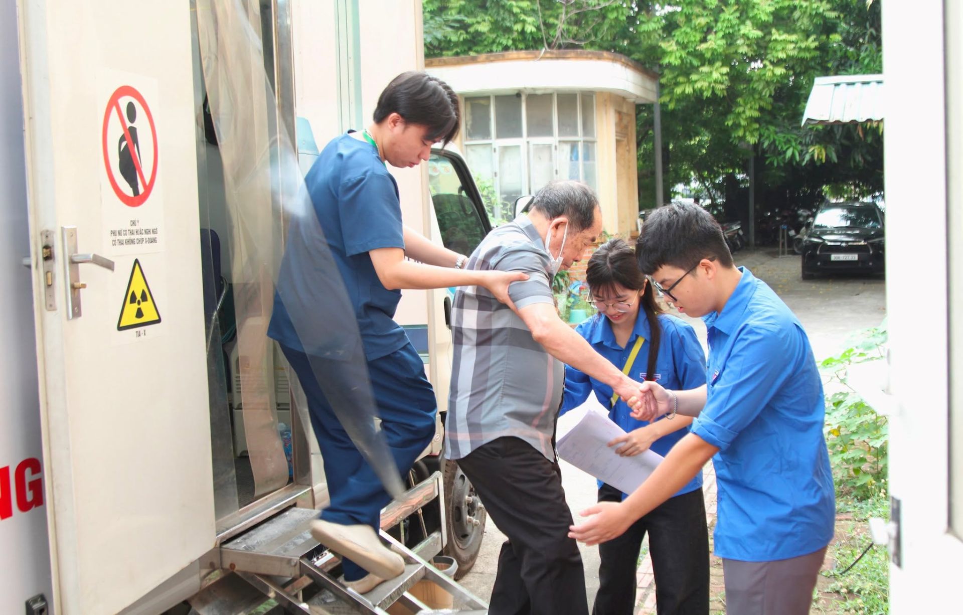 Đội ngũ y, bác sĩ và đoàn viên thanh niên hỗ trợ người có công di chuyển, tham gia các hạng mục khám sức khỏe trong chương trình. Đội ngũ y, bác sĩ và đoàn viên thanh niên hỗ trợ người có công di chuyển, tham gia các hạng mục khám sức khỏe trong chương trình.