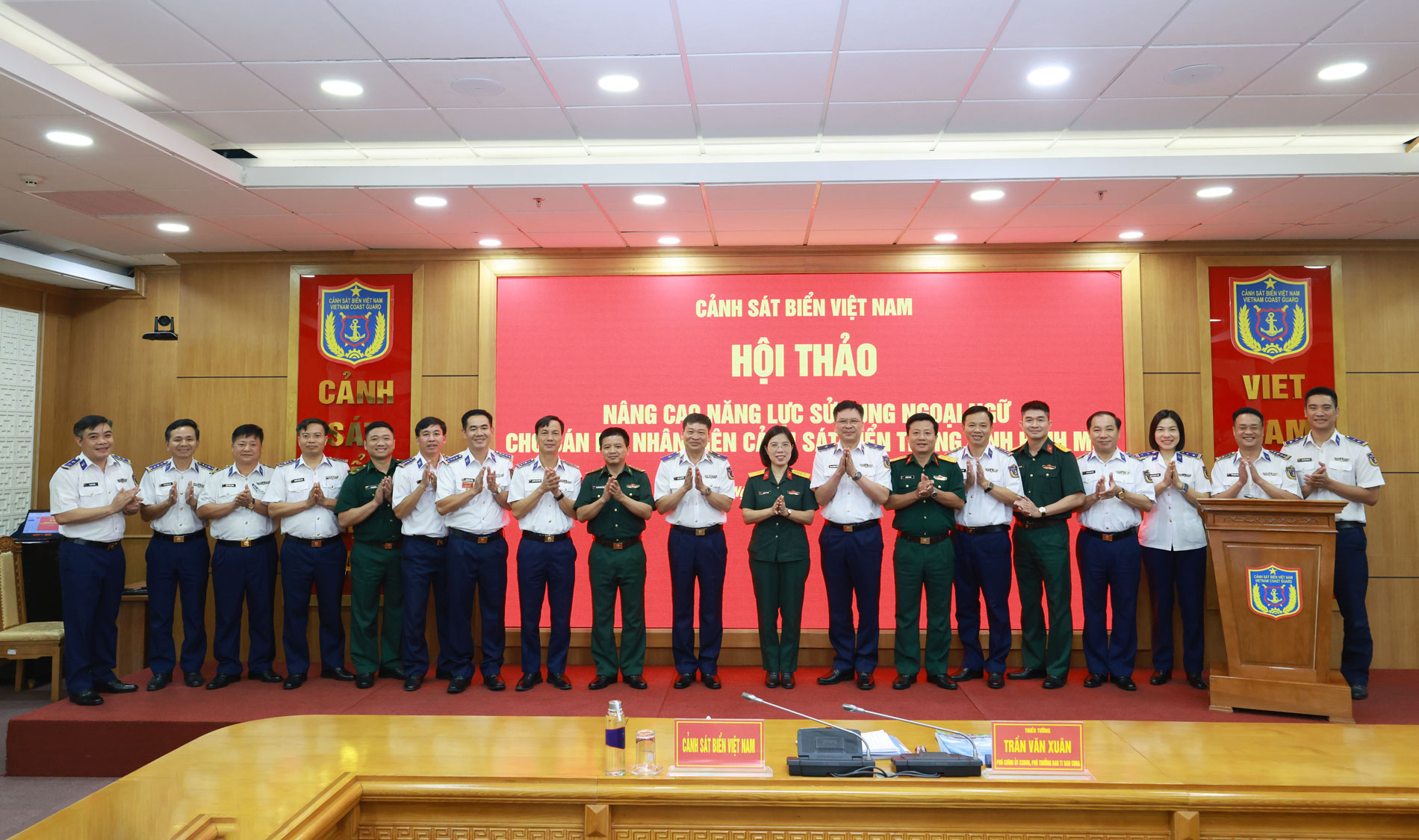 C&aacute;c đại biểu chụp ảnh lưu niệm