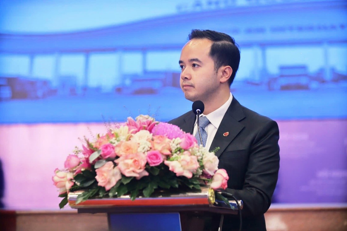 Ông Võ Quốc Huy, Chủ tịch HĐQT kiêm Tổng Giám đốc Cảng Quốc tế Long An chia sẻ ngay sau khi Cảng vinh dự đón nhận giải thưởng. Ông Võ Quốc Huy, Chủ tịch HĐQT kiêm Tổng Giám đốc Cảng Quốc tế Long An chia sẻ ngay sau khi Cảng vinh dự đón nhận giải thưởng.