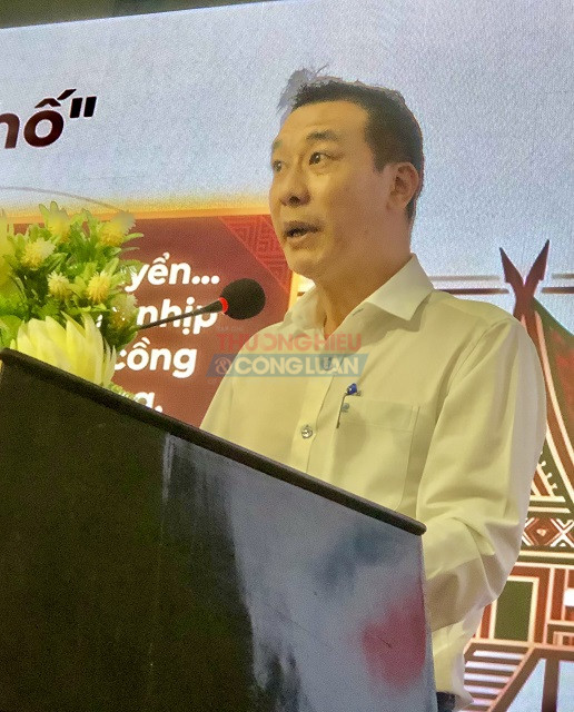 Ông Nguyễn Ngọc Thông giới thiệu “Mô hình phát triển du lịch cộng đồng tại làng Plei Ơp”. Ảnh: Viết Hiền Ông Nguyễn Ngọc Thông giới thiệu “Mô hình phát triển du lịch cộng đồng tại làng Plei Ơp”. Ảnh: Viết Hiền