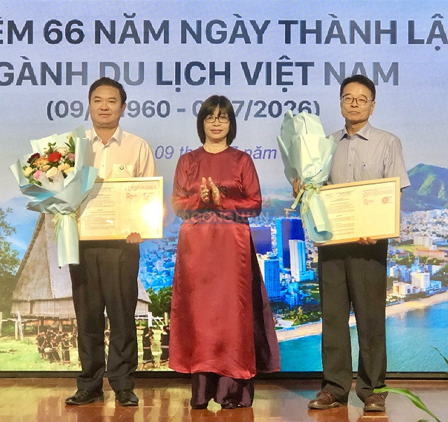 Bà Nguyễn Thị Thanh Lịch (giữa) trao Quyết định công nhận của UBND tỉnh Gia Lai cho đại diện Điểm du lịch Vườn Quốc gia Kon Ka Kinh tại xã Ayun và Điểm du lịch Yuragi Chaya Quy Nhơn. Ảnh: Viết Hiền Bà Nguyễn Thị Thanh Lịch (giữa) trao Quyết định công nhận của UBND tỉnh Gia Lai cho đại diện Điểm du lịch Vườn Quốc gia Kon Ka Kinh tại xã Ayun và Điểm du lịch Yuragi Chaya Quy Nhơn. Ảnh: Viết Hiền
