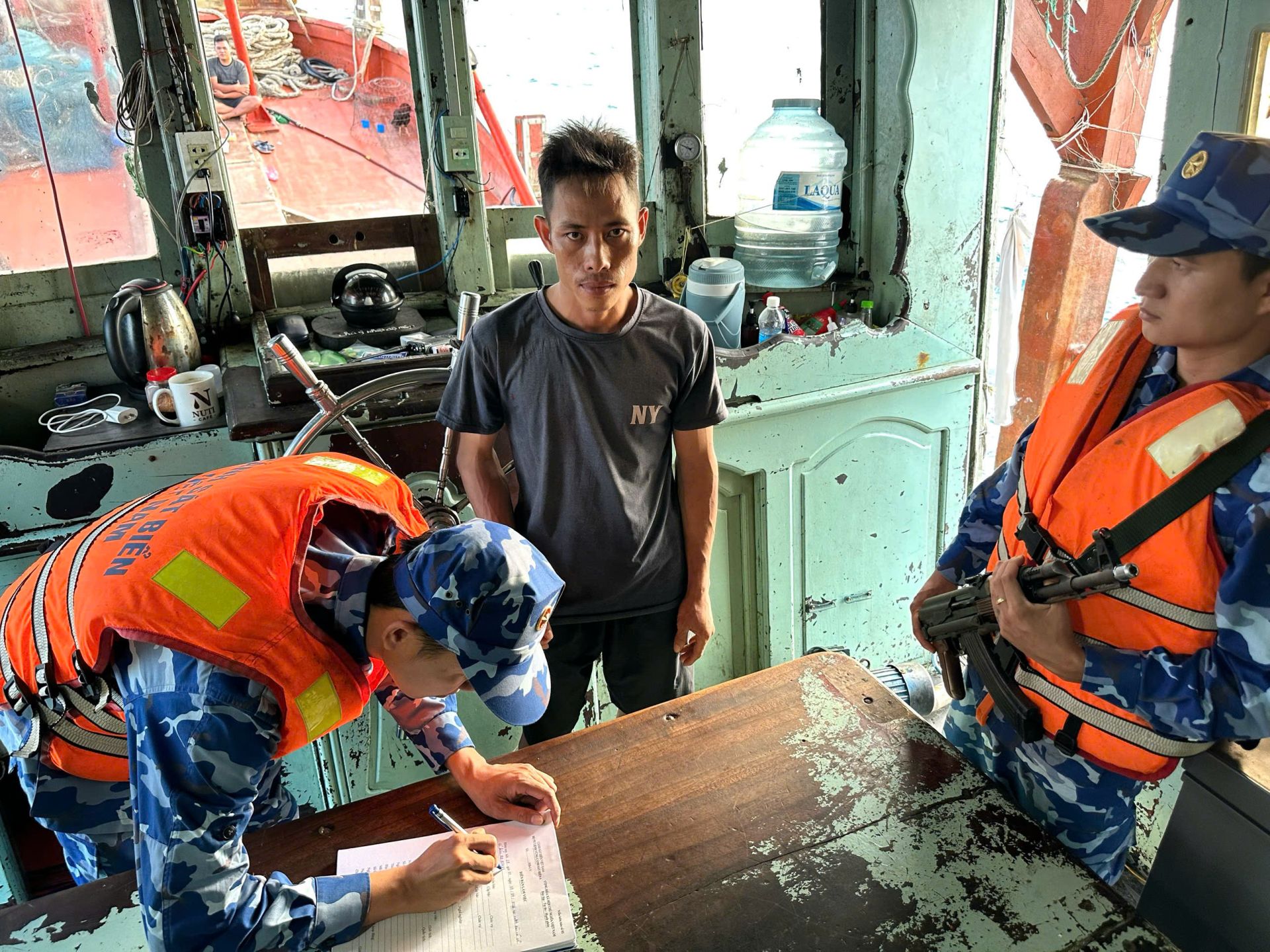 Lực lượng chức năng BTL Vùng Cảnh sát biển 4 lập biên bản vụ việc Lực lượng chức năng BTL Vùng Cảnh sát biển 4 lập biên bản vụ việc