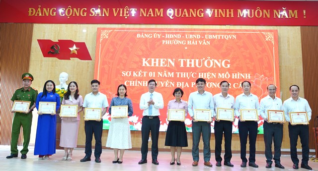 &Ocirc;ng Ho&agrave;ng Thanh Ho&agrave;, B&iacute; thư Đảng uỷ phường Hải V&acirc;n trao giấy khen cho c&aacute;c tập thể xuất sắc.