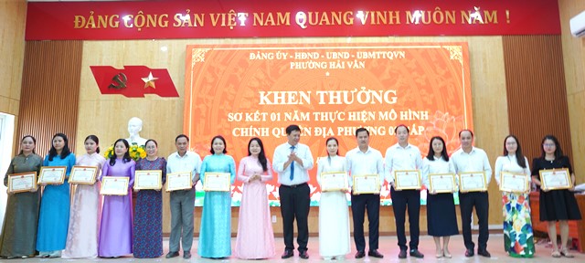 B&agrave; Phạm Thị Hồng Hạnh, Ph&oacute; B&iacute; thư Thường trực Đảng uỷ phường v&agrave; &ocirc;ng Nguyễn Th&uacute;c Dũng, Chủ tịch UBND phường trao giấy khen cho c&aacute;c c&aacute; nh&acirc;n xuất sắc.
