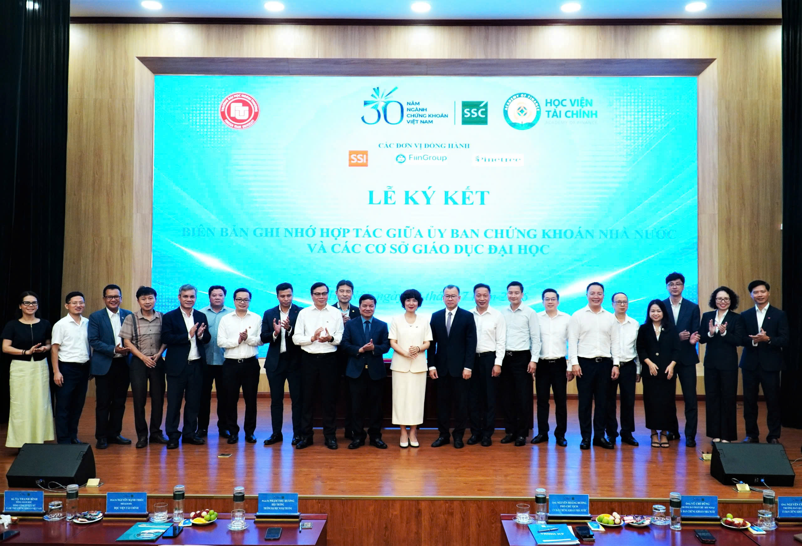 Lễ ký Biên bản ghi nhớ hợp tác giữa Ủy ban Chứng khoán Link M88.com tải ứng dụng và các cơ sở giáo dục Đại học