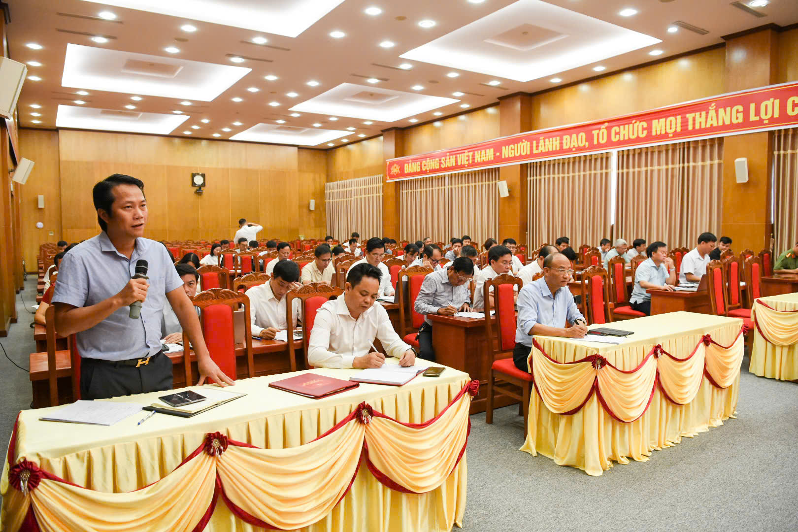 Đại diện lãnh đạo sở Xây dựng trao đổi một số thông tin tại hội nghị. Đại diện lãnh đạo sở Xây dựng trao đổi một số thông tin tại hội nghị.
