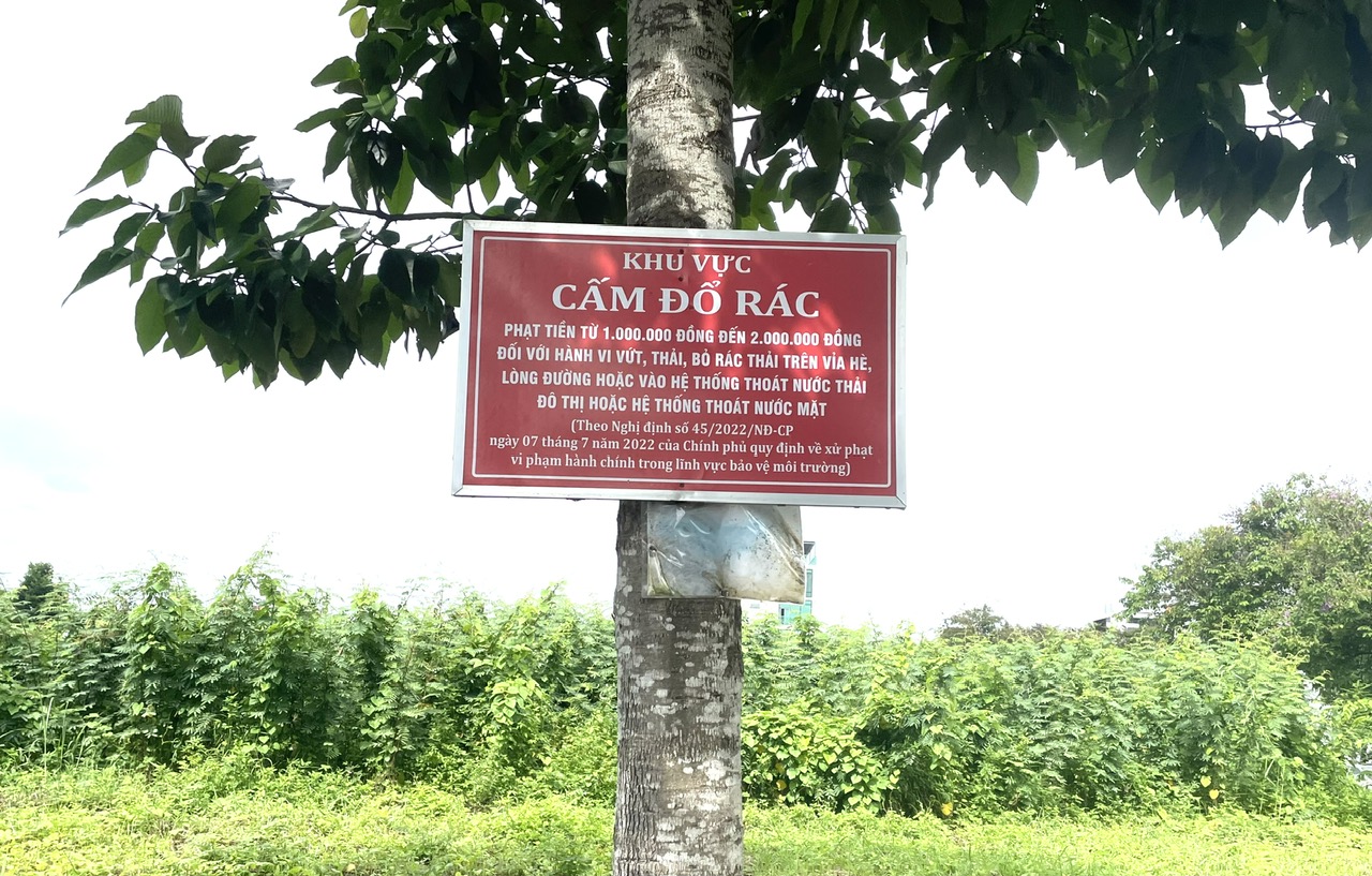 Khu vực cấm đổ rác nhưng gần đó rác vứt bừa bãi gây ô nhiễm môi trường hôi thối Khu vực cấm đổ rác nhưng gần đó rác vứt bừa bãi gây ô nhiễm môi trường hôi thối