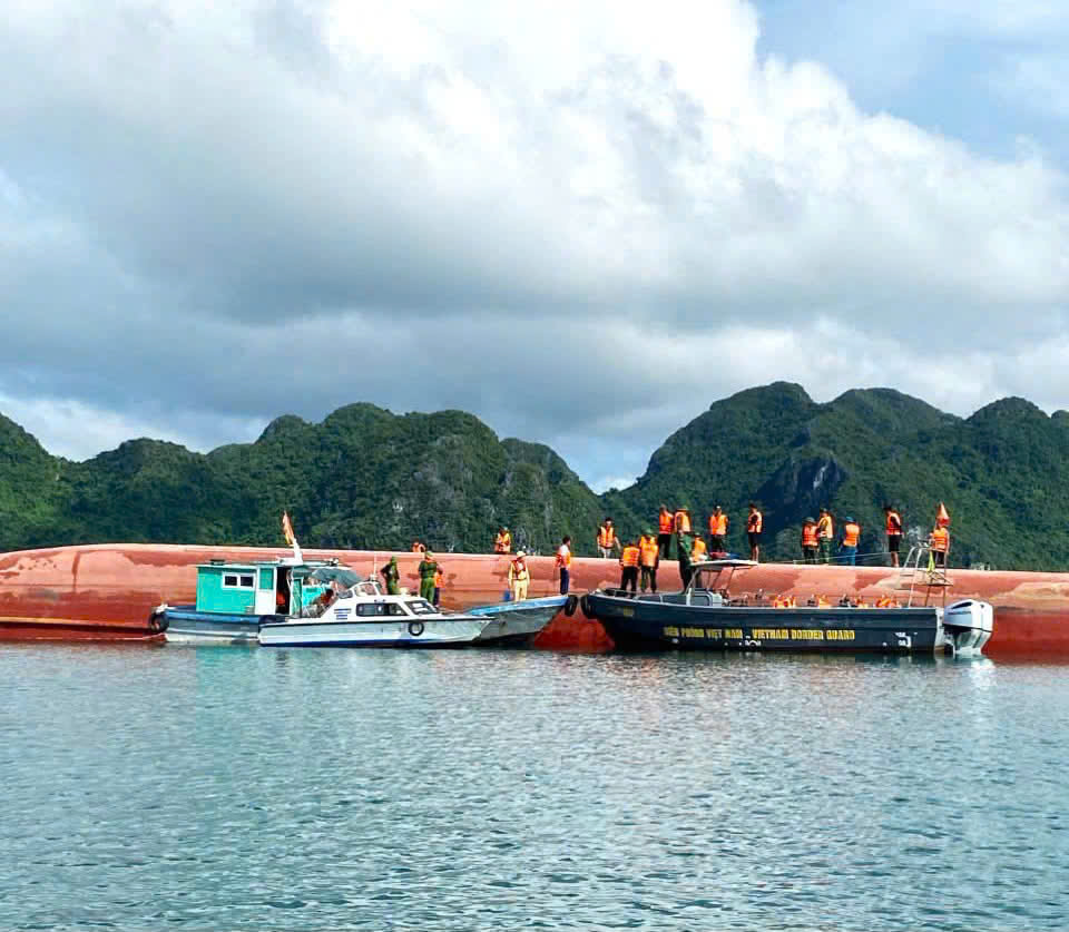 Khẩn trương cứu nạn vụ lật tàu tại khu vực biển Bản Sen, đặc khu Vân Đồn