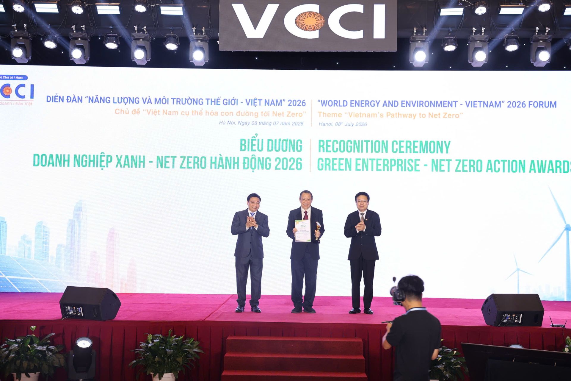 &Ocirc;ng Larry Lee đại diện SABECO nhận bằng khen &ldquo;Doanh nghiệp Xanh &ndash; Net Zero h&agrave;nh động 2026&rdquo; tại diễn đ&agrave;n. (Ảnh: VCCI)