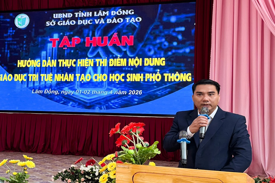 &Ocirc;ng Phan Thanh Hải &ndash; Ph&oacute; Gi&aacute;m đốc Sở Gi&aacute;o dục v&agrave; Đ&agrave;o tạo ph&aacute;t biểu tại hội nghị tập huấn được tổ chức tại Trường THCS Nguyễn Du, phường Xu&acirc;n Hương &ndash; Đ&agrave; Lạt. Ảnh: VP Sở Gi&aacute;o dục v&agrave; Đ&agrave;o tạo