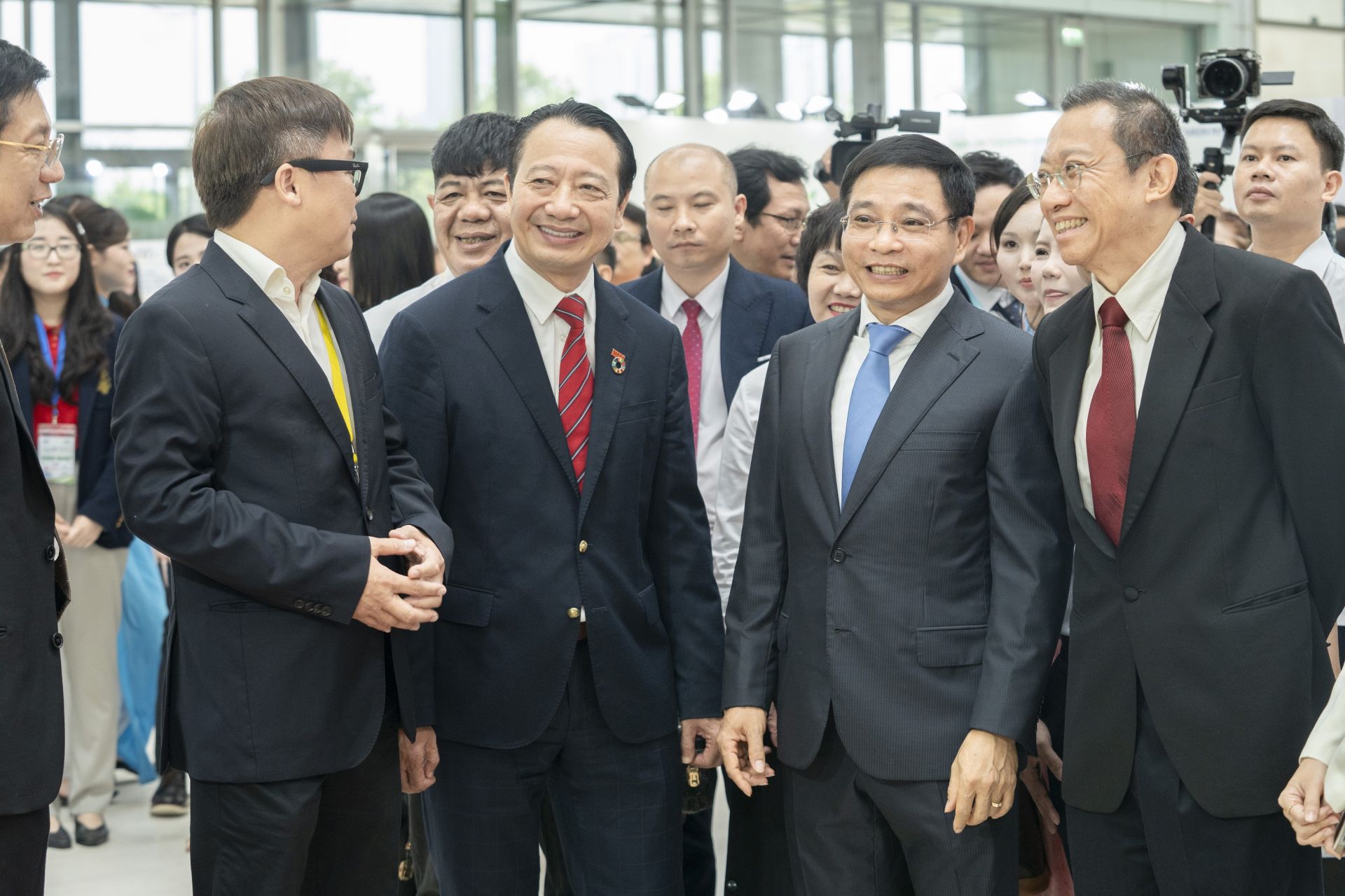 Ph&oacute; thủ tướng Nguyễn Văn Thắng v&agrave; Ph&oacute; chủ tịch VCCI Nguyễn Quang Vinh thăm gian h&agrave;ng trưng b&agrave;y của SABECO tại diễn đ&agrave;n (Ảnh: VCCI)