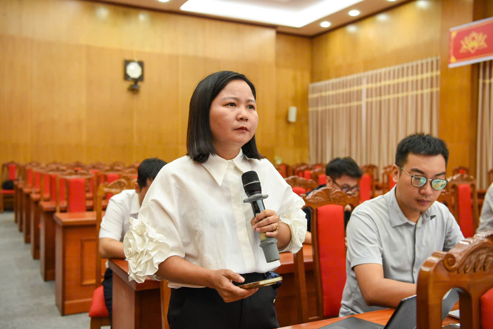 Phóng viên Thanh Thương TTXVN nêu câu hỏi tại hội nghị. Phóng viên Thanh Thương TTXVN nêu câu hỏi tại hội nghị.