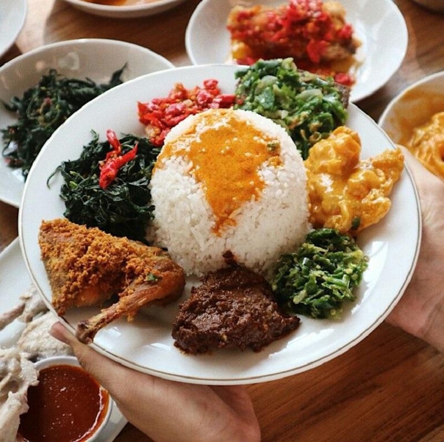 Rendang thường xuất hiện trong suất cơm Padang, dùng cùng cơm trắng, rau luộc, sambal, trứng và các món đặc sản khác của người Minangkabau Rendang thường xuất hiện trong suất cơm Padang, dùng cùng cơm trắng, rau luộc, sambal, trứng và các món đặc sản khác của người Minangkabau