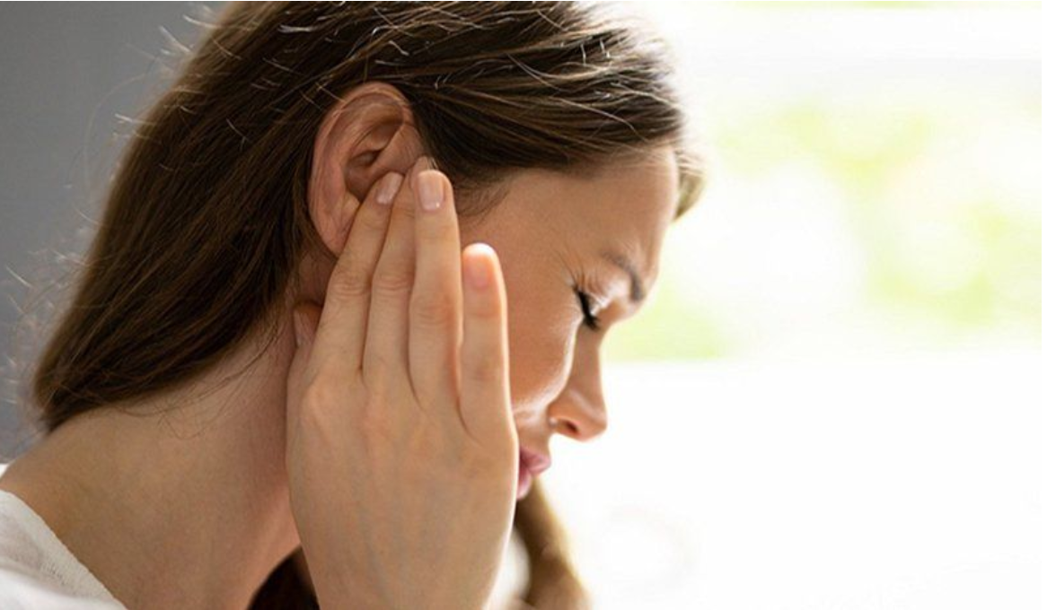 Ù tai đau tai có thể do nhiều nguyên nhân khác nhau gây ra Ù tai đau tai có thể do nhiều nguyên nhân khác nhau gây ra