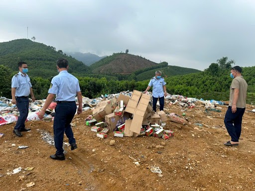Toàn bộ số bánh kẹo, thạch không đảm bảo an toàn thực phẩm đã bị buộc tiêu hủy hoàn toàn dưới sự giám sát của cơ quan chức năng. Toàn bộ số bánh kẹo, thạch không đảm bảo an toàn thực phẩm đã bị buộc tiêu hủy hoàn toàn dưới sự giám sát của cơ quan chức năng.