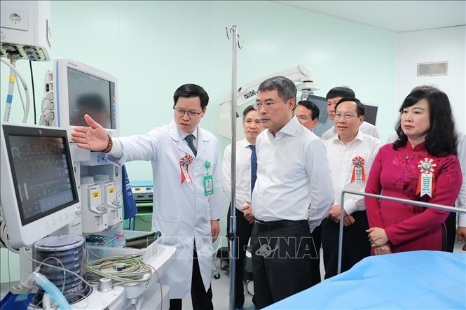 Thủ tướng L&ecirc; Minh Hưng v&agrave; đại biểu tham quan khu vực ph&ograve;ng mổ của Bệnh viện Việt Đức cơ sở Ninh B&igrave;nh. Ảnh: Minh Quyết/TTXVN
