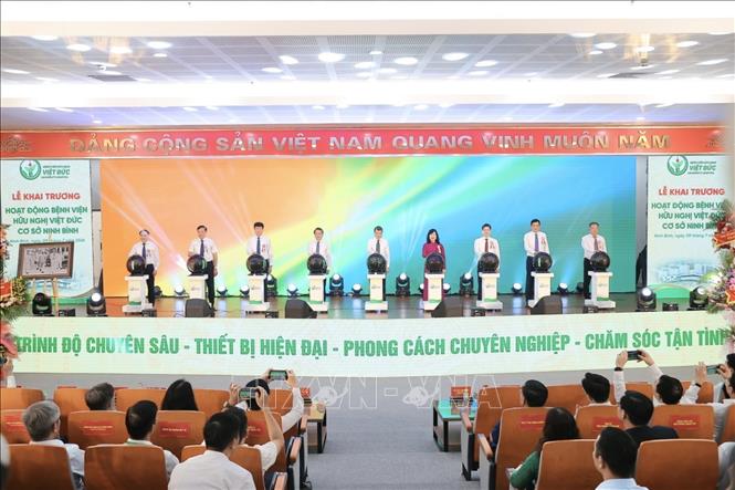 Đại biểu thực hiện nghi thức khai trương Bệnh viện Việt Đức cơ sở Ninh B&igrave;nh.