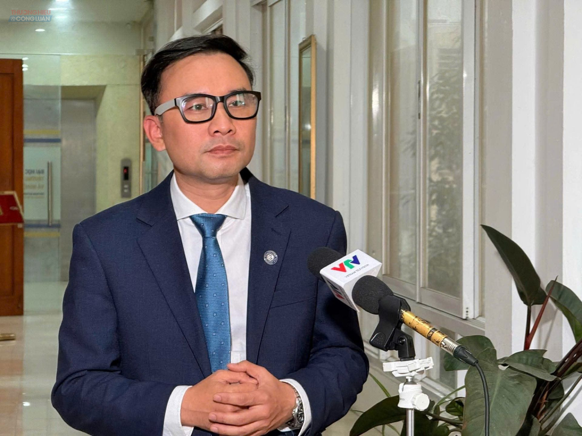 Theo PGS.TS Nguyễn Việt Khôi, nhiều doanh nghiệp Việt Nam từng gia công cho những tập đoàn toàn cầu, nhưng khi tự đứng riêng với sản phẩm của mình thì thất bại ngay tại sân nhà. Theo PGS.TS Nguyễn Việt Khôi, nhiều doanh nghiệp Việt Nam từng gia công cho những tập đoàn toàn cầu, nhưng khi tự đứng riêng với sản phẩm của mình thì thất bại ngay tại sân nhà.