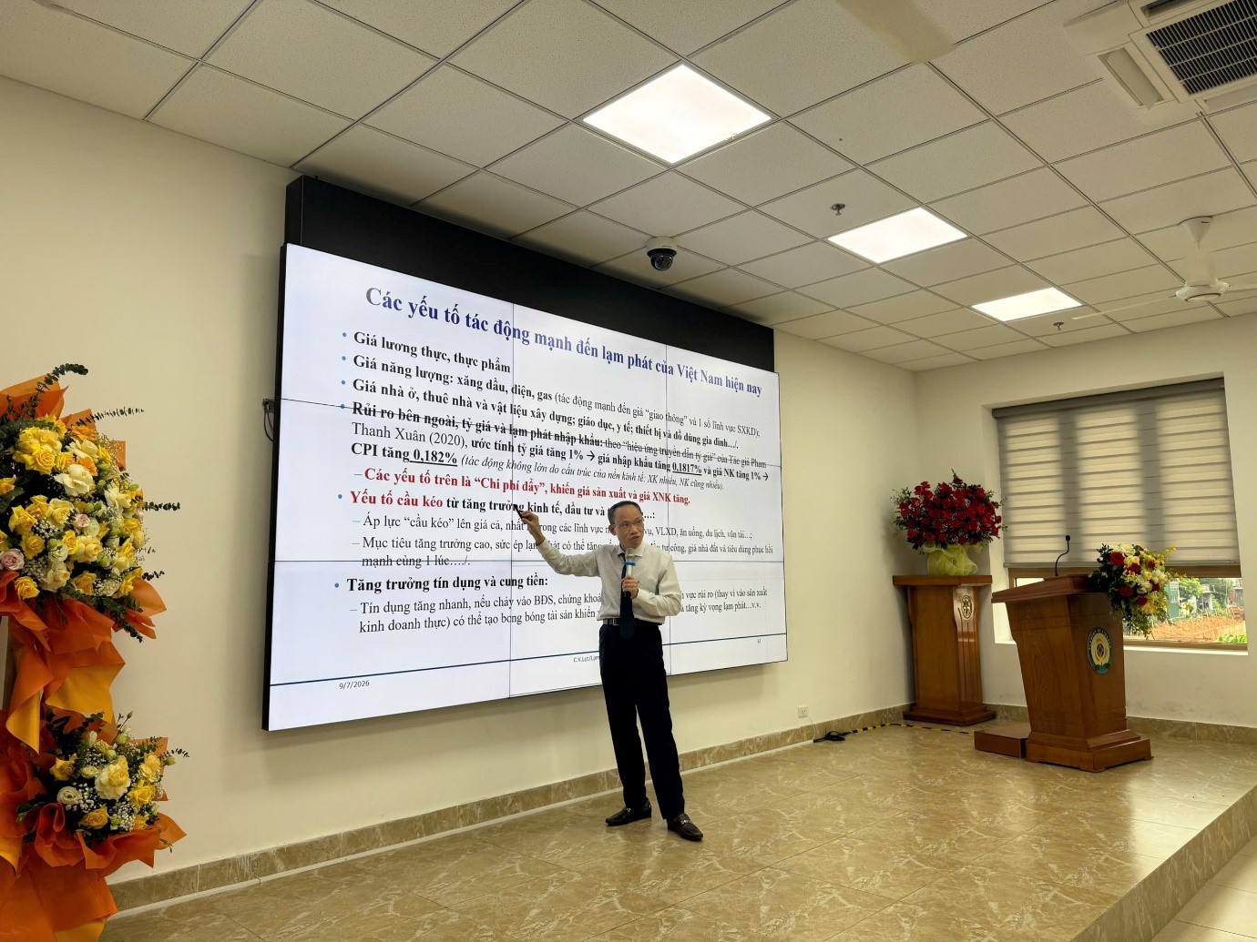 Tiến sĩ Cấn Văn Lực – Chuyên gia kinh tế bày tỏ quan điểm tại diễn đàn. Ảnh: Tú Quyên Tiến sĩ Cấn Văn Lực – Chuyên gia kinh tế bày tỏ quan điểm tại diễn đàn. Ảnh: Tú Quyên