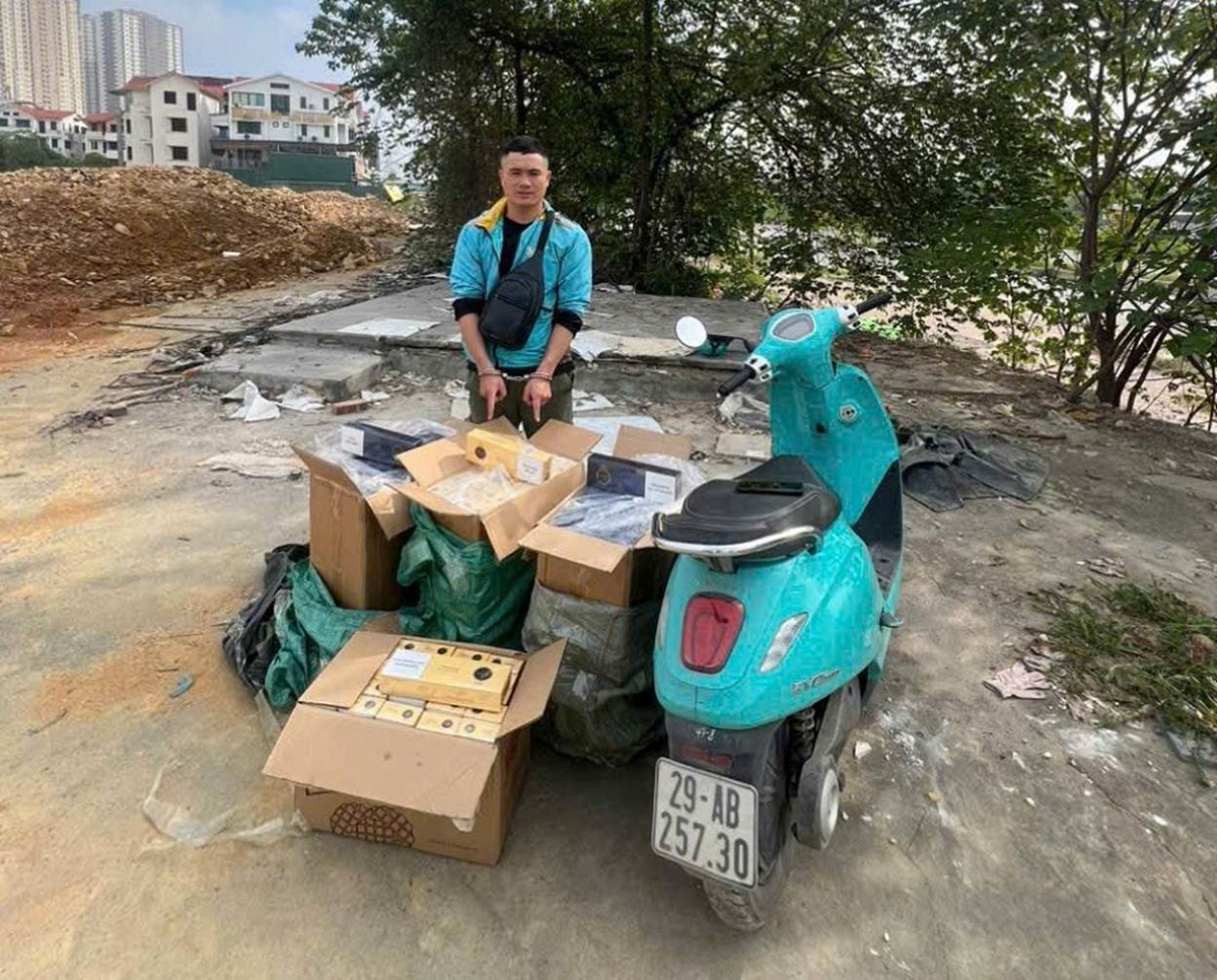 Hà Nội: Thu giữ hơn 2.500 bao thuốc lá ngoại nhập lậu, bắt quả tang đối tượng vận chuyển